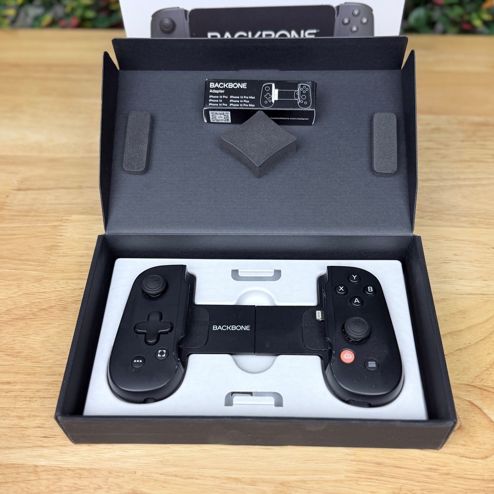 Backbone One Mobile Gaming Controller for iPhone Lightning Black BB-02-B-R Boxed